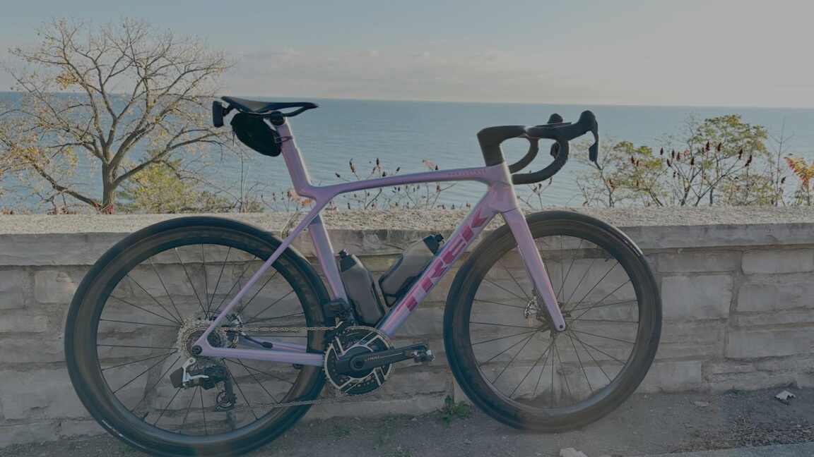 Trek Madone SLR 9 Axs Gen 8 از جاده ها اشک می ریزد و صعود می کند